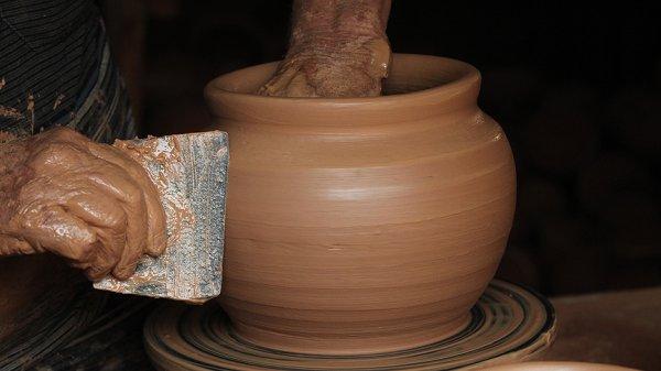 Çömlek ustasının toprak su ve ateşle geçen mesaisi