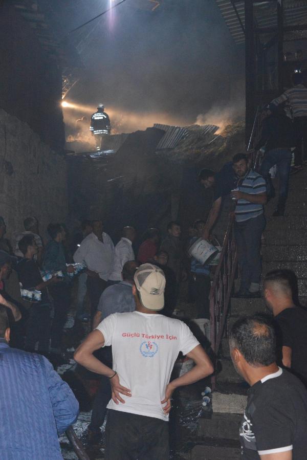 Erzurum'da köy yangını: 25 büyükbaş hayvan telef oldu