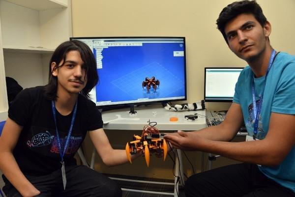 Deney yaparken ellerini ve gözünü kaybetti ama vazgeçmedi