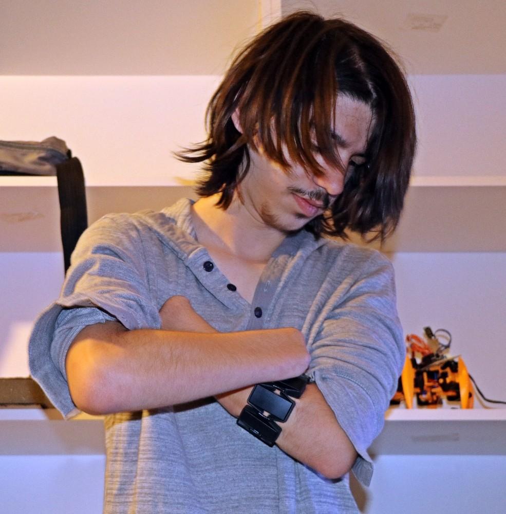 Deney yaparken ellerini ve gözünü kaybetti ama vazgeçmedi