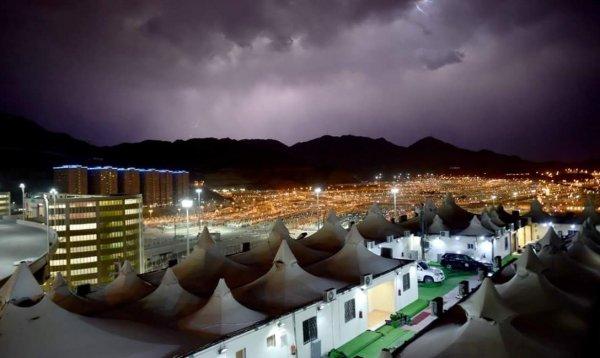 Hacı adayları Arafat yolunda fırtınaya yakalandı