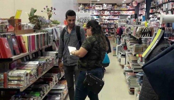 Tanımadığı kişilere kitap hediye etti