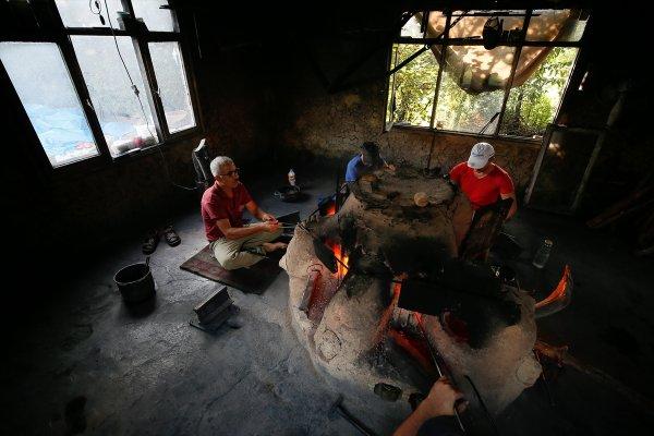 43 yıldır camdan nazar boncuğu yapıyor