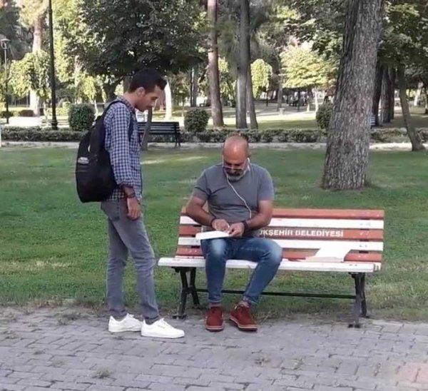 Tanımadığı kişilere kitap hediye etti