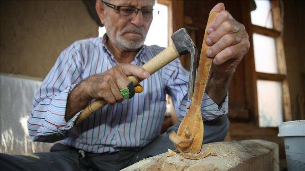 60 yıldır kaşık sanatını yaşatıyor