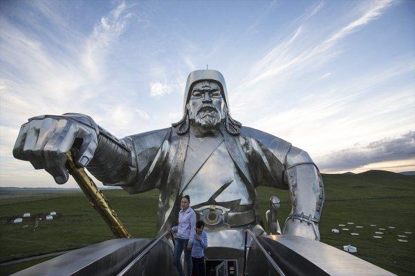 Cengiz Han'ın atlı heykeli ilgi görüyor