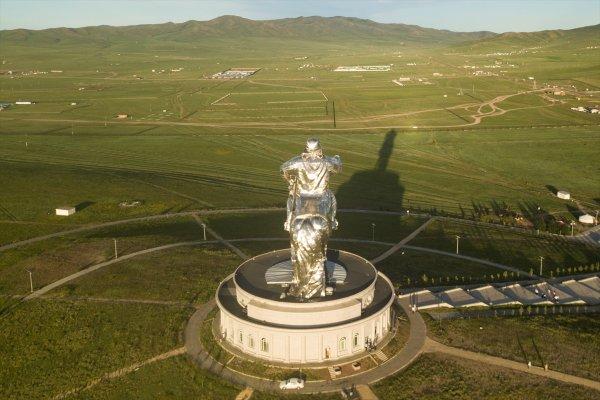 Cengiz Han'ın atlı heykeli ilgi görüyor