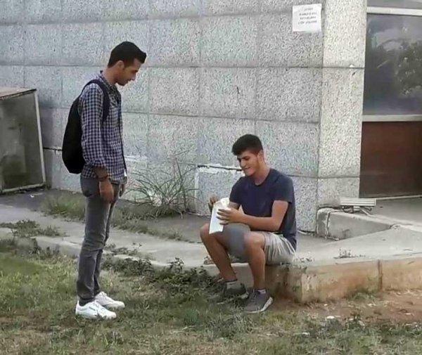 Tanımadığı kişilere kitap hediye etti