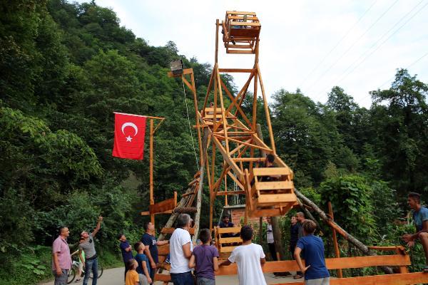 Rize'nin bayram eğlencesi: Ahşap dönme dolap