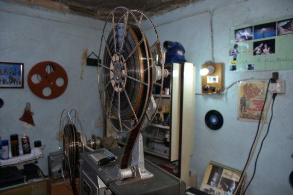 Sinema tutkunu evini müzeye çevirdi