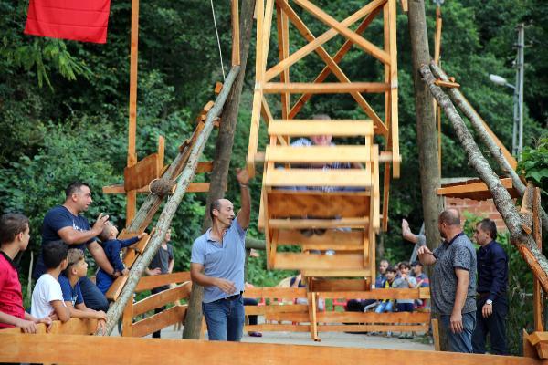 Rize'nin bayram eğlencesi: Ahşap dönme dolap