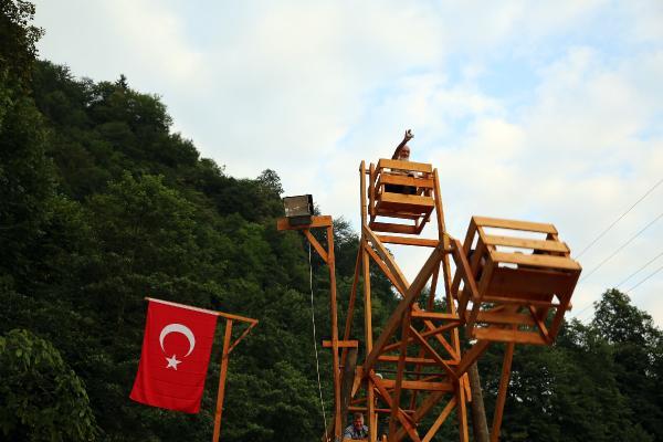 Rize'nin bayram eğlencesi: Ahşap dönme dolap
