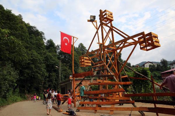 Rize'nin bayram eğlencesi: Ahşap dönme dolap