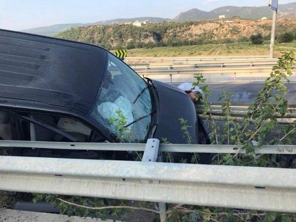 Bilecik'te araç bariyerlere çarptı