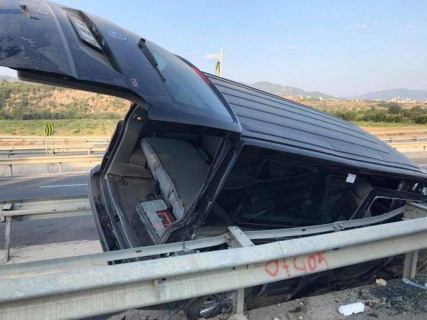 Bilecik'te araç bariyerlere çarptı
