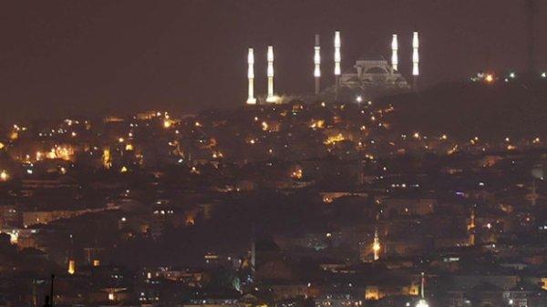 Çamlıca Camii'nin minareleri parıldıyor