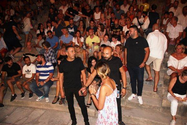 Konsere giden Cem Yılmaz'ın etrafını korumalar sardı