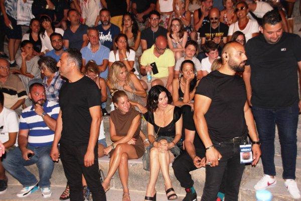 Konsere giden Cem Yılmaz'ın etrafını korumalar sardı