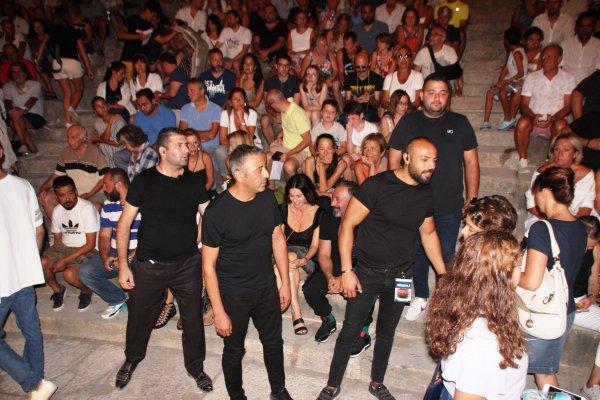 Konsere giden Cem Yılmaz'ın etrafını korumalar sardı