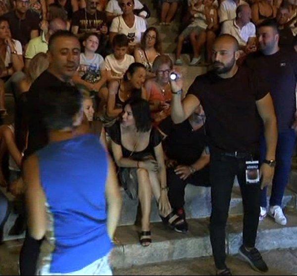 Konsere giden Cem Yılmaz'ın etrafını korumalar sardı