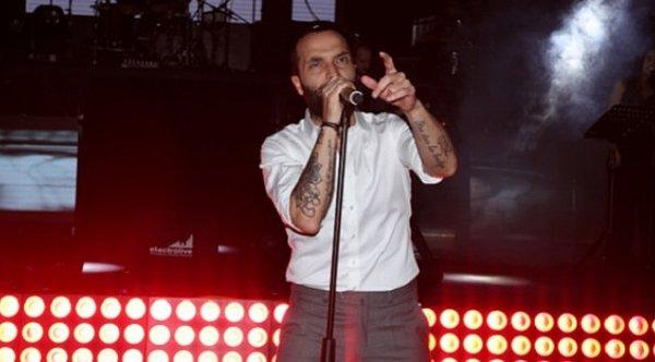 Konserine türbanlı hayranları alınmayan Berkay sinirlendi