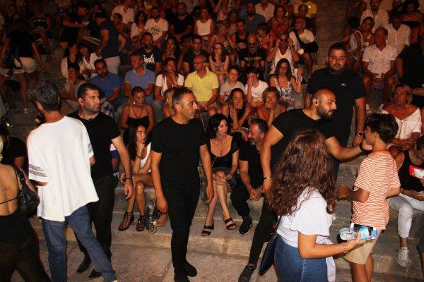 Konsere giden Cem Yılmaz'ın etrafını korumalar sardı