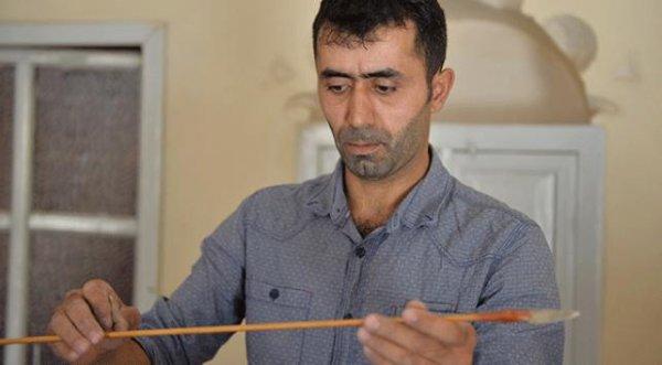 Taş devri aletleri yapıyor