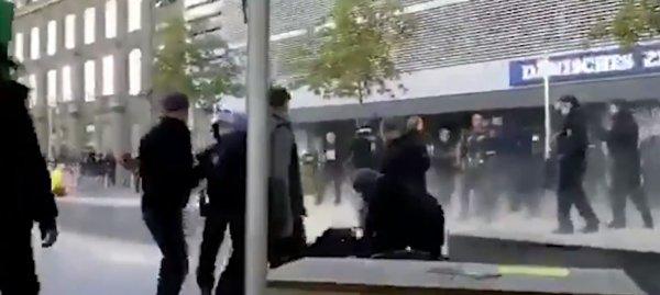 Almanya’da aşırı sağcılardan göçmenlere saldırı