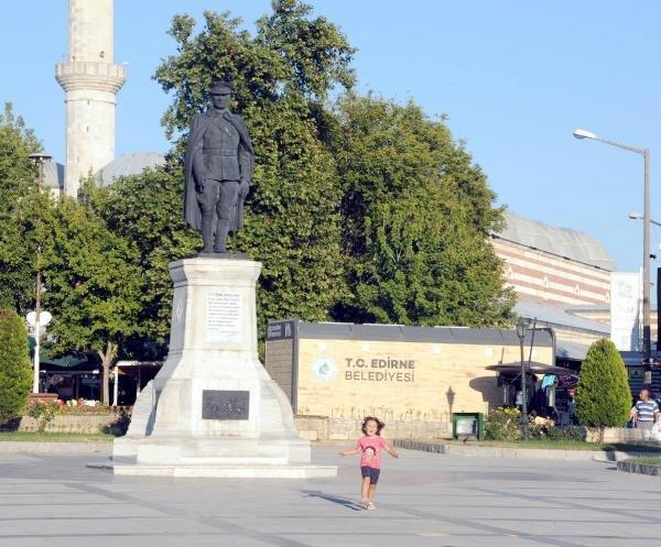 Atatürk Anıtı'nın arkasına konulan tuvalet tartışması