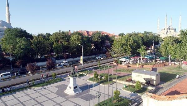 Atatürk Anıtı'nın arkasına konulan tuvalet tartışması