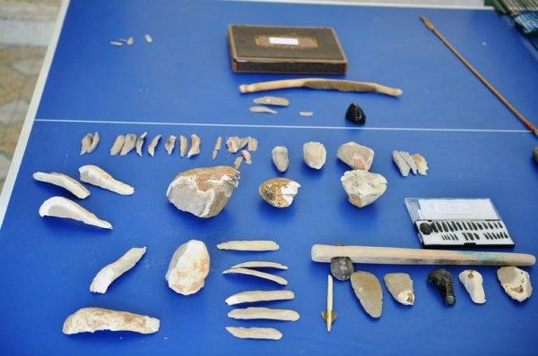 Taş devri aletleri yapıyor