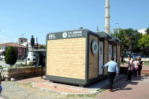 Atatürk Anıtı'nın arkasına konulan tuvalet tartışması