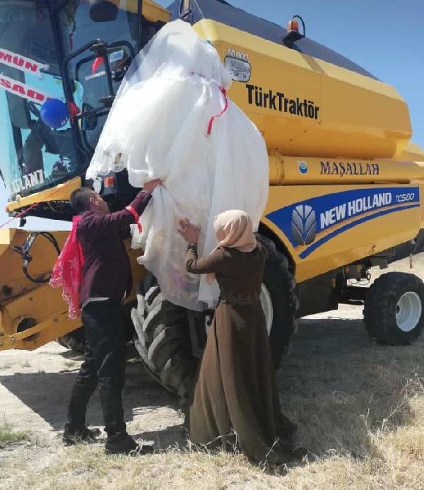 Çorumlu çiftin gelin arabası görenleri şaşırttı