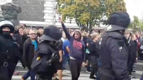 Almanya'daki eylemlerde Nazi selamı