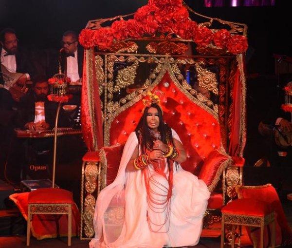 Bülent Ersoy tahtıyla sahneye çıktı