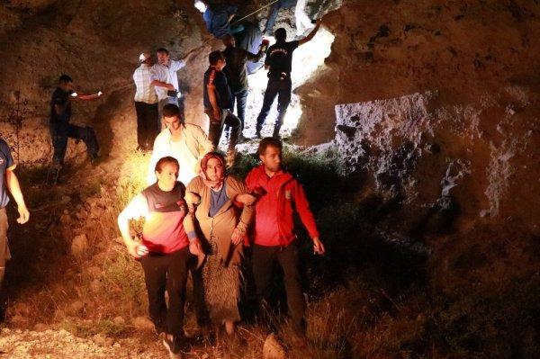 Uçurumda mahsur kalan kadın 12 saatte kurtarıldı