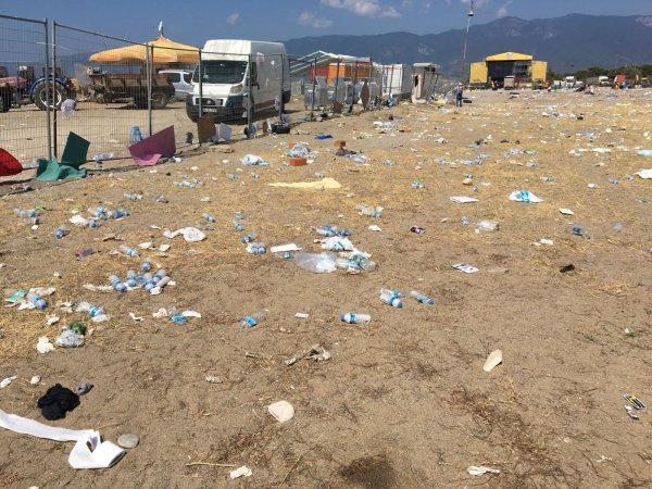 Zeytinli Rock Festivali'nin ardından kalan çöpler