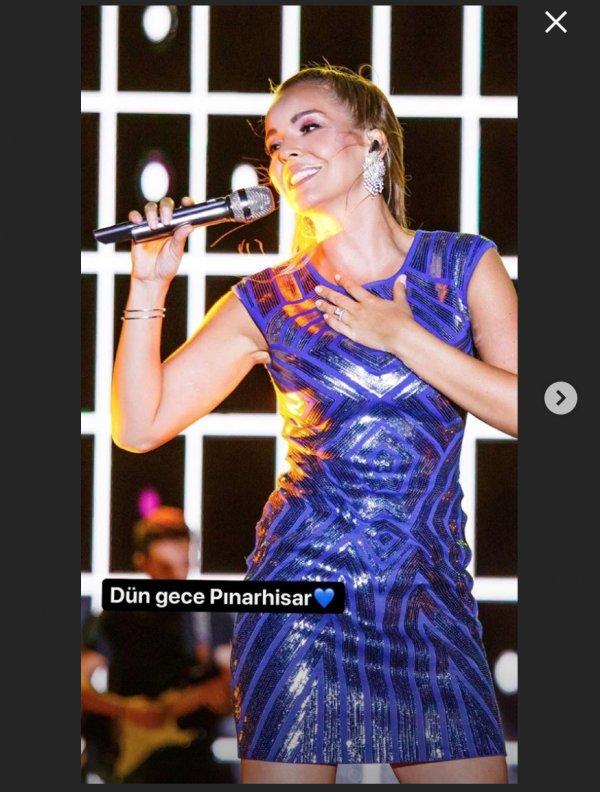 Bengü elinde kınasıyla konsere çıktı