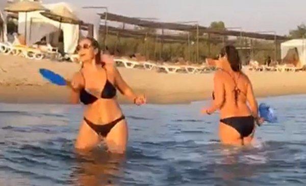 Hülya Avşar denizde tenis oynadı
