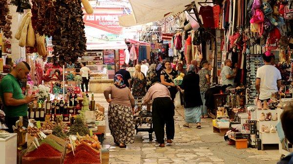 Tarihi yaşatan çarşı: Uzun Çarşı