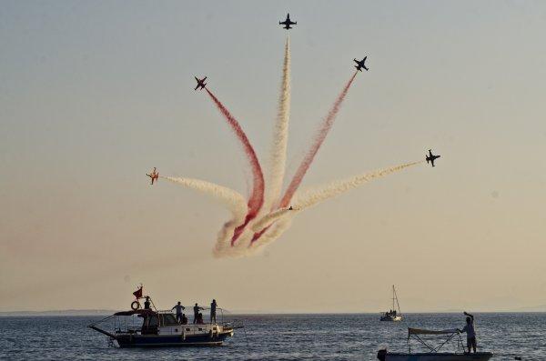 Türk Yıldızları'ndan nefes kesen gösteri