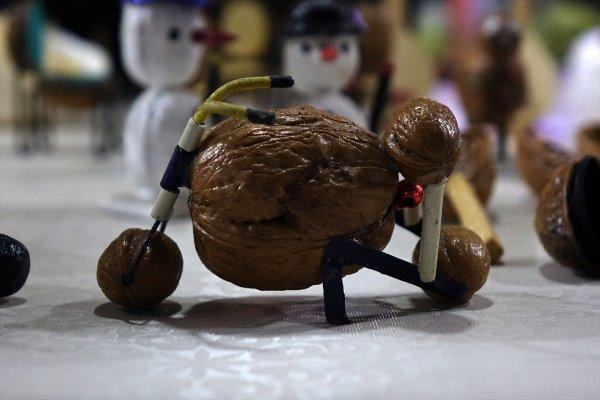 Ceviz kabuklarından hediyelik eşya yapıyor