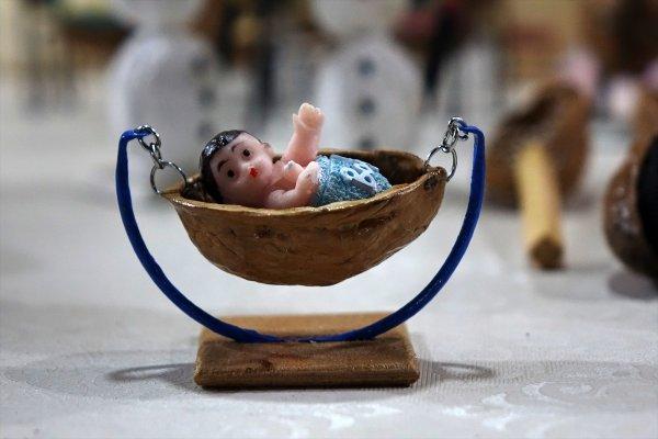 Ceviz kabuklarından hediyelik eşya yapıyor