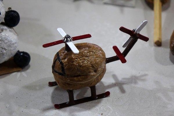 Ceviz kabuklarından hediyelik eşya yapıyor