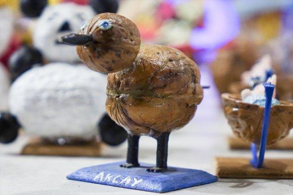 Ceviz kabuklarından hediyelik eşya yapıyor