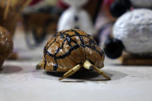 Ceviz kabuklarından hediyelik eşya yapıyor
