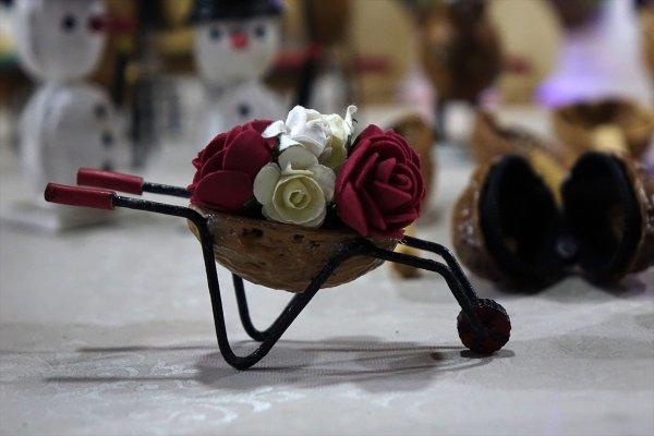 Ceviz kabuklarından hediyelik eşya yapıyor