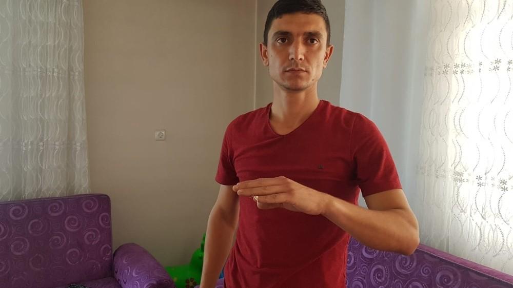 Evinde köşeli yengeç örümceği besliyor