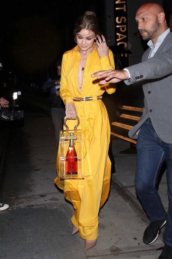 Gigi Hadid'in şaraplı çantası