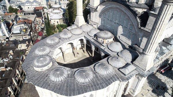 Nuruosmaniye mimari yapısıyla tarihe meydan okuyor